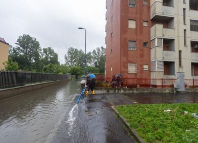 Forte pioggia a Milano, il Lambro ed il Seveso hanno esondato. FOTO
