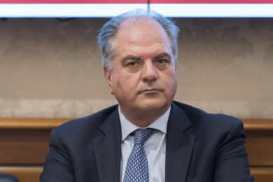 Castiglione passa con Forza Italia. Dall’ex sottosegretario addio a Calenda