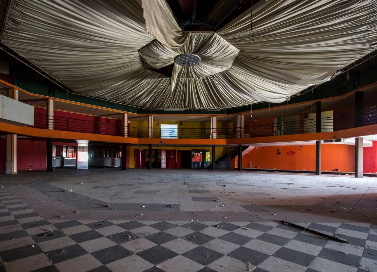 La crisi delle discoteche: gli italiani ora ballano nei bar La crisi delle discoteche: gli italiani ora ballano nei bar