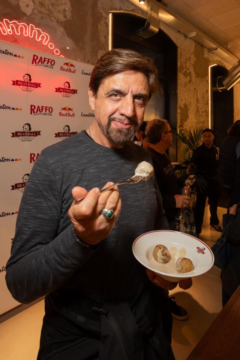 Meatball Family, due nuove aperture per le ‘polpette’ di Diego Abantuono. Quanti vip all’Opening Party (foto) Meatball Family, due nuove aperture per le ‘polpette’ di Diego Abantuono. Quanti vip all’Opening Party (foto)