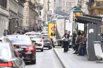 Traffico da paura: solo 2 romani su 10 a piedi o in bici, il resto in auto