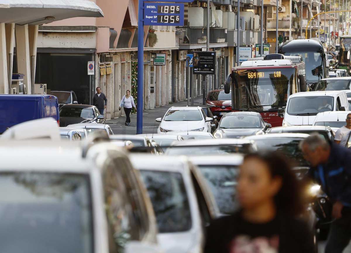 Traffico da paura: solo 2 romani su 10 a piedi o in bici, il resto in auto Traffico da paura: solo 2 romani su 10 a piedi o in bici, il resto in auto