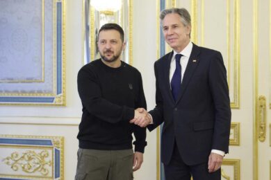 Kiev, gli Usa soccorrono Zelensky: Blinken annuncia 2 mld di aiuti militari
