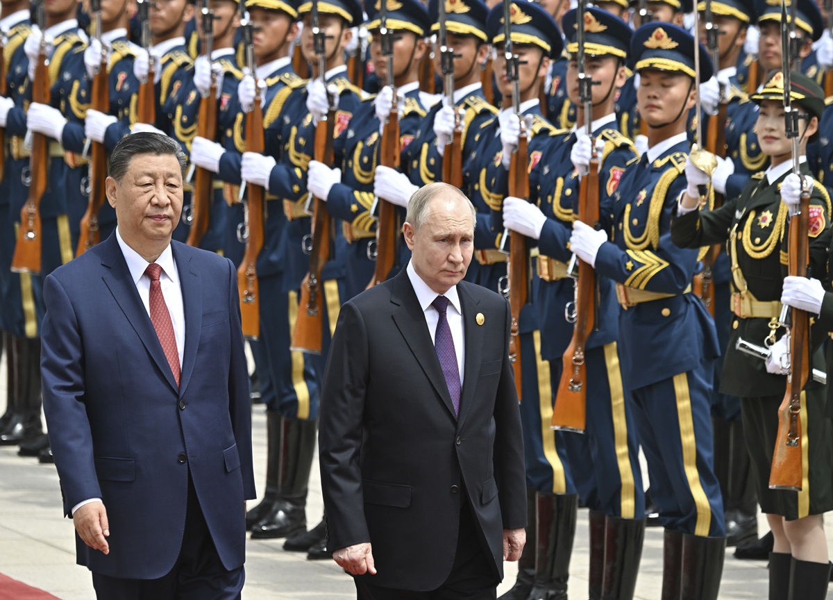 Putin in ginocchio da Xi Jinping. Cosa racconta davvero il viaggio a Pechino Putin in ginocchio da Xi Jinping. Cosa racconta davvero il viaggio a Pechino
