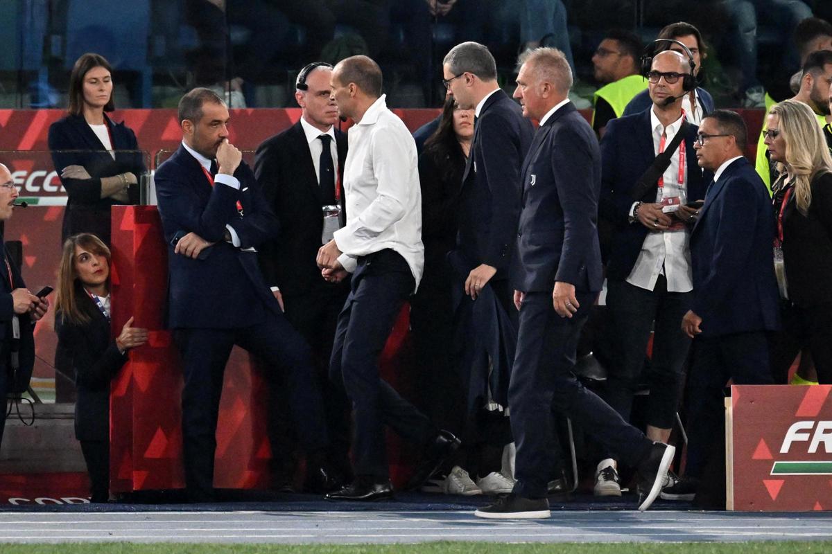 Juventus, Allegri show al 95′. Espulso, si spoglia, urla verso la tribuna…
