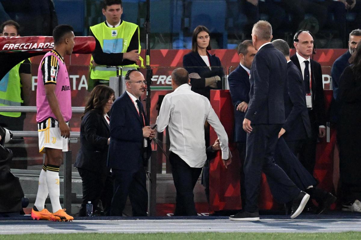 Juventus, Allegri show al 95′. Espulso, si spoglia, urla verso la tribuna…