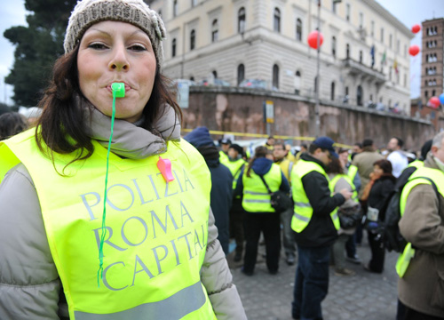 Giubileo: Vigili con trucco e parrucco: è rivolta contro il Codice estetico Giubileo: Vigili con trucco e parrucco: è rivolta contro il Codice estetico
