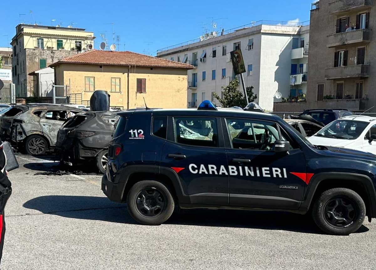 Notte da piromani: distrutte 6 auto e 2 motorini in due diversi incendi