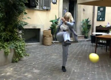 Conte: palleggio con assist e Morace va in gol. L’ex premier versione football