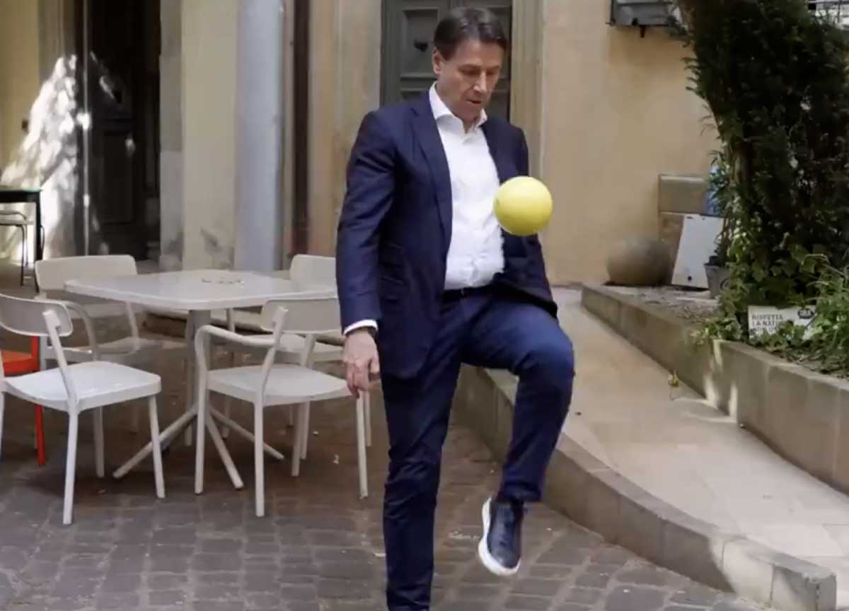 Conte: palleggio con assist e Morace va in gol. L’ex premier versione football Conte: palleggio con assist e Morace va in gol. L’ex premier versione football