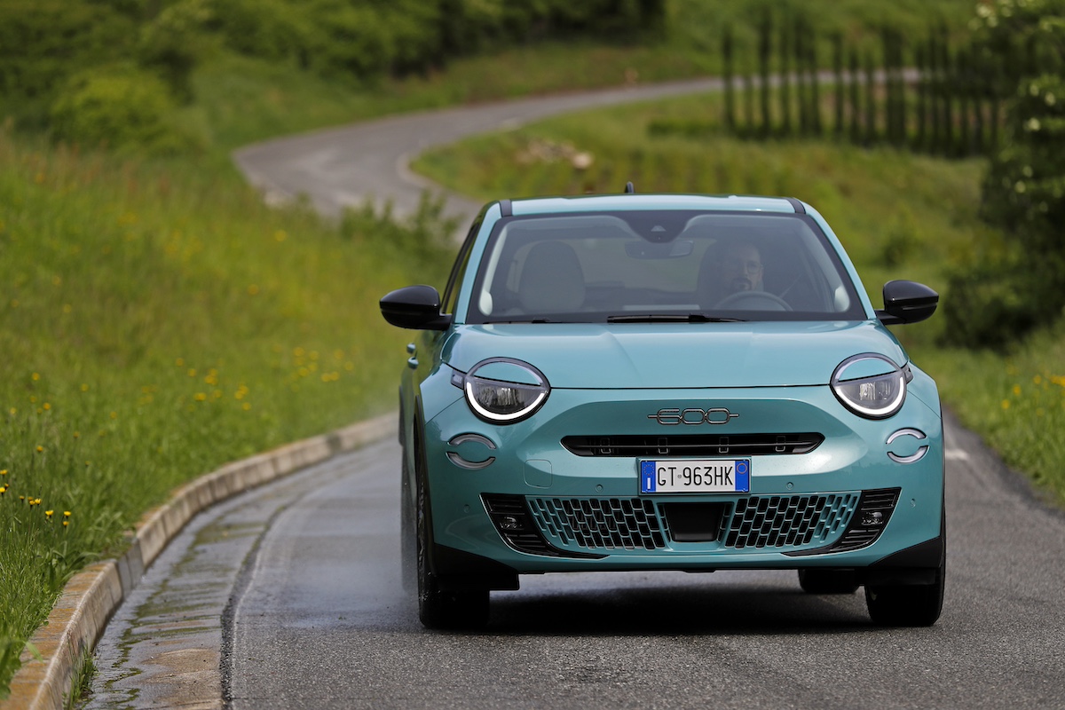Fiat 600 Hybrid: la nuova compatta che unisce stile e sostenibilità Fiat 600 Hybrid: la nuova compatta che unisce stile e sostenibilità
