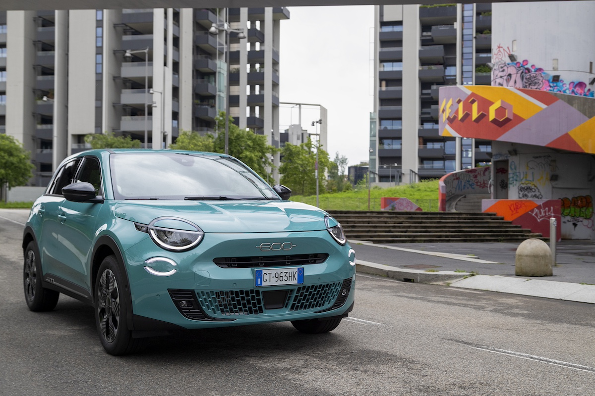 Fiat 600 Hybrid: la nuova compatta che unisce stile e sostenibilità Fiat 600 Hybrid: la nuova compatta che unisce stile e sostenibilità