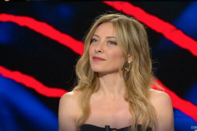 Rai-TeleMeloni? Francesca Fagnani via e al suo posto… ‘proprio lei’. Il video ironico di Propaganga Live