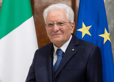 Malata di tumore a 14 anni insultata sul web. Mattarella: “Complimenti per la tua forza”
