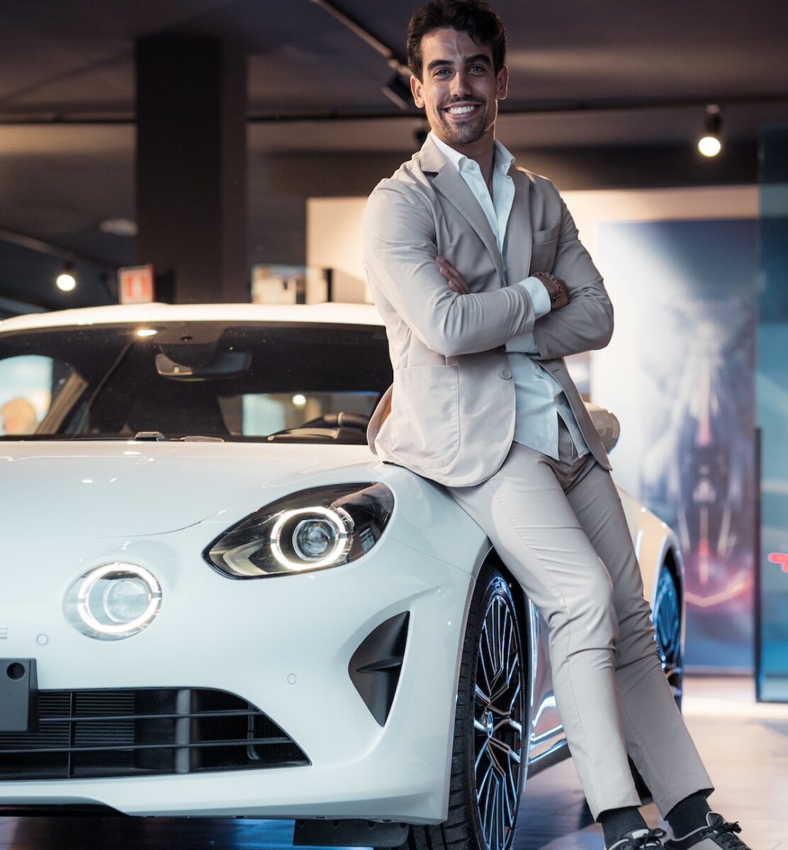 Alpine consegna un’Alpine A110 al campione di padel Marco Cassetta Alpine consegna un’Alpine A110 al campione di padel Marco Cassetta