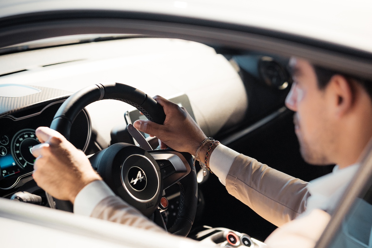 Alpine consegna un’Alpine A110 al campione di padel Marco Cassetta Alpine consegna un’Alpine A110 al campione di padel Marco Cassetta