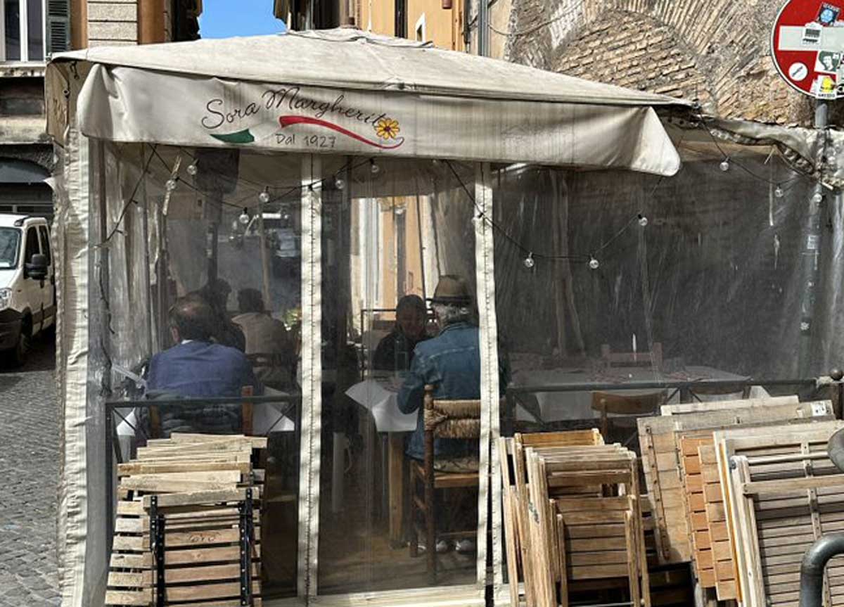 Sole e mare, la grande abbuffata dei romani: 54 mln di incassi in un week end Sole e mare, la grande abbuffata dei romani: 54 mln di incassi in un week end