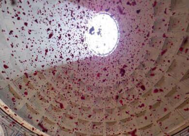 Pentecoste, lo spettacolare lancio di petali dal foro del Pantheon. IL VIDEO