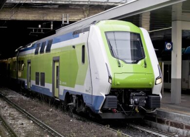 Lanciano sassi sulla Milano-Lecco: treni cancellati e ritardi fino a 2 ore