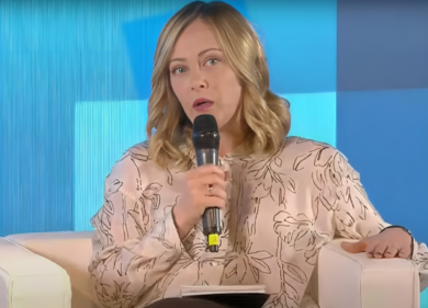 Bufera per la difesa di Meloni dei “non laureati”. Siamo peggio della Colombia