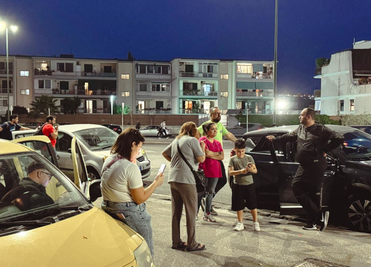 Terremoto ai Campi Flegrei, 150 scosse: una di 4.4. La più forte da 40 anni