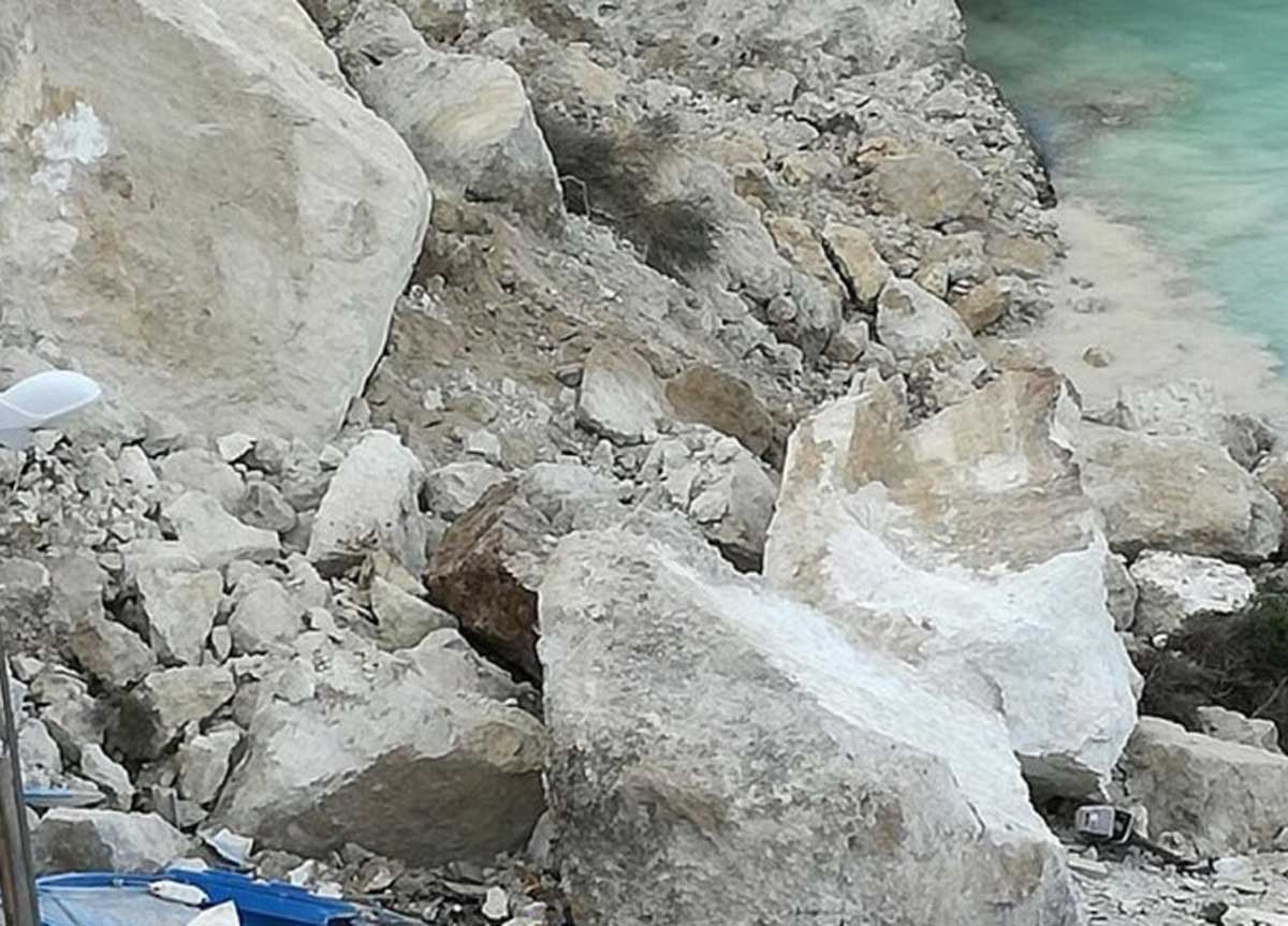 Ponza torna l’incubo crolli, giù un costone di Cala Fonte: tragedia evitata