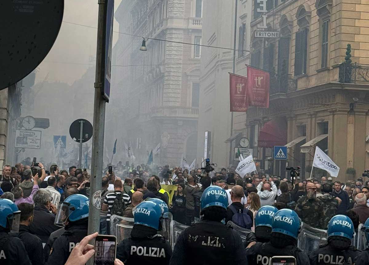 “No a Uber”, lo sciopero dei taxi paralizza Roma. Caos e cori a San Silvestro