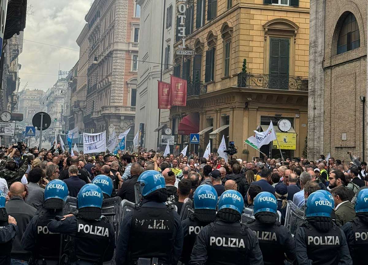 “No a Uber”, lo sciopero dei taxi paralizza Roma. Caos e cori a San Silvestro