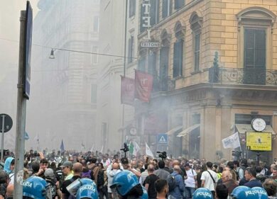 “No a Uber”, lo sciopero dei taxi paralizza Roma. Caos e cori a San Silvestro