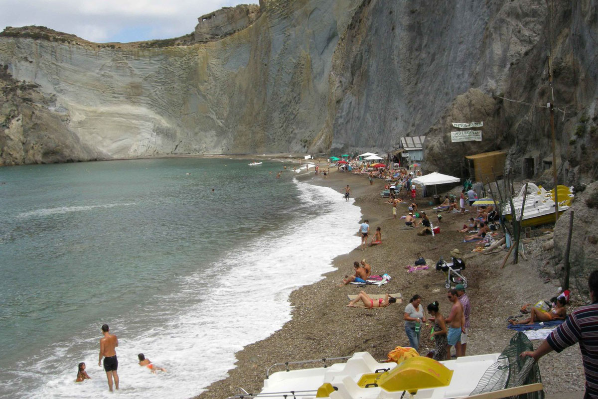 Ponza torna l’incubo crolli, giù un costone di Cala Fonte: tragedia evitata