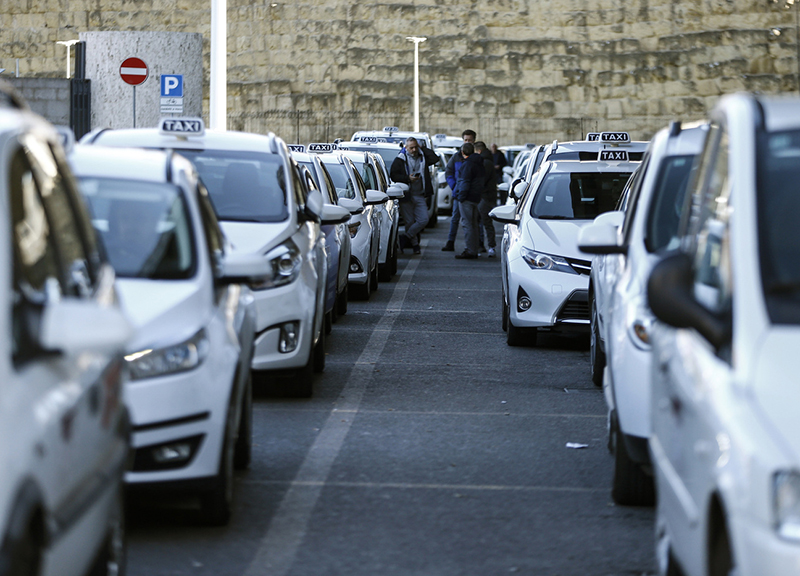 Taxi, “Uber fa quello che vuole”: su Affari le ragioni dello sciopero Taxi, “Uber fa quello che vuole”: su Affari le ragioni dello sciopero
