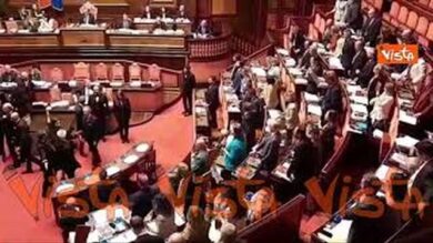 Bagarre in Aula Senato su premierato, opposizione sventola la Costituzione intervengono i commessi