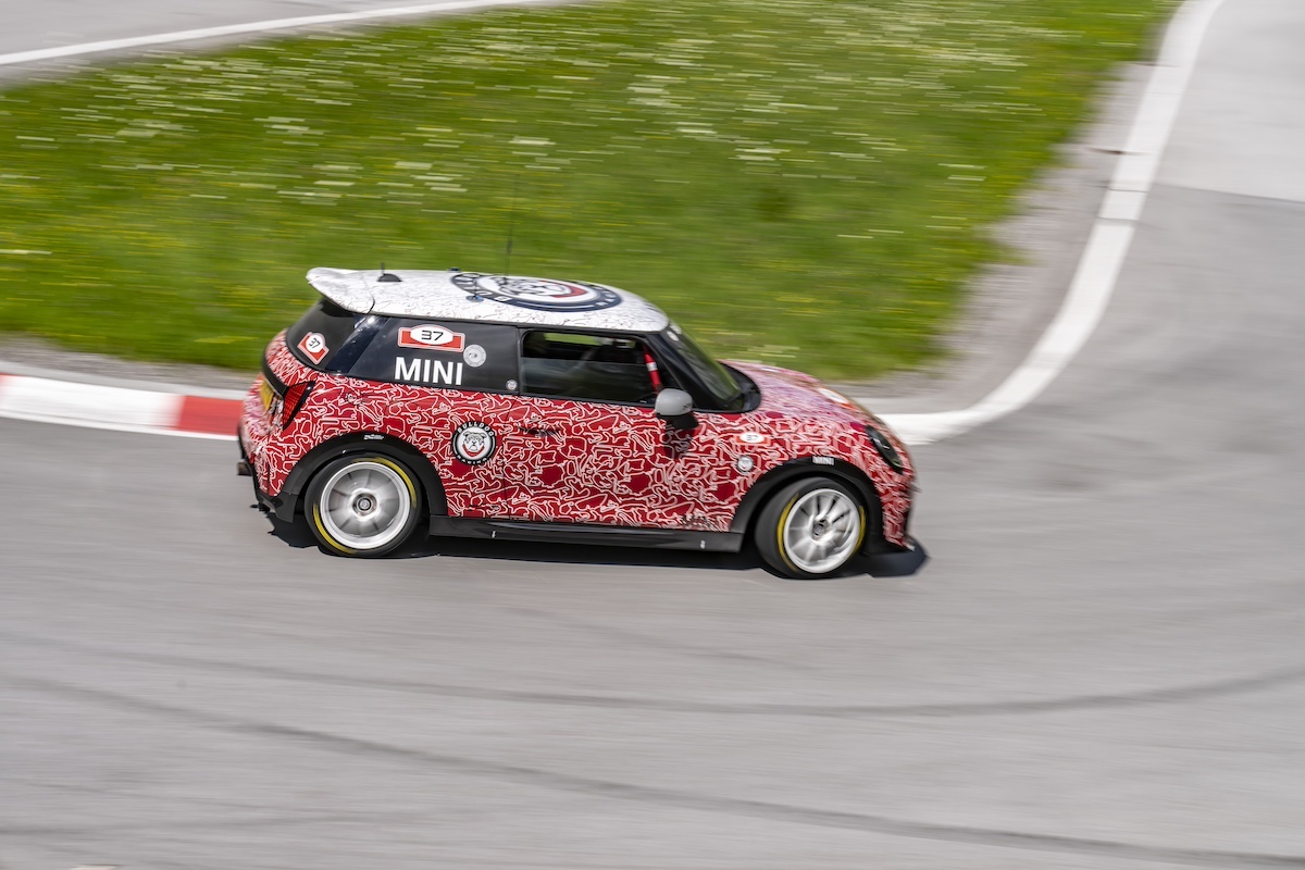 La Nuova MINI John Cooper debutta alle 24 ore del Nürburgring