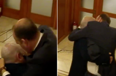 Morsi in faccia e tensione alta, scoppia la rissa in Parlamento. VIDEO