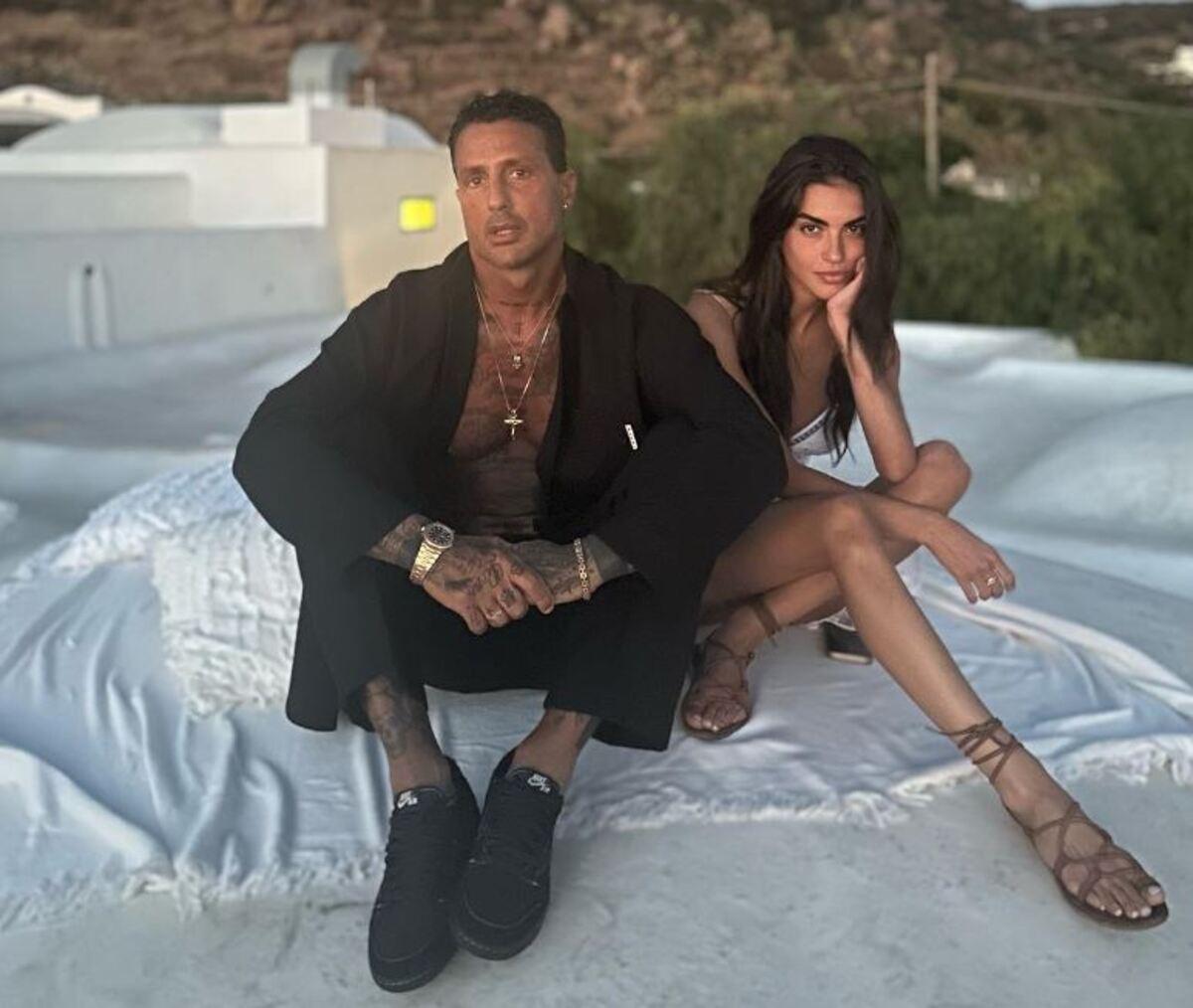 Corona diventa di nuovo papà. Chi è la compagna 24enne Sara Barbieri
