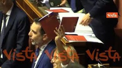 Bagarre su premierato in Senato, Pd, 5 Stelle e Avs sventolano la Costituzione
