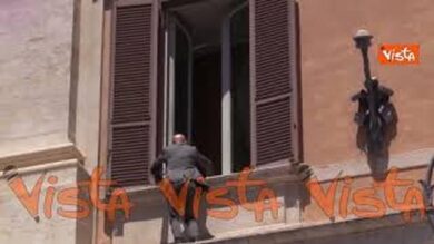 Blitz pro Palestina a Montecitorio, si arrampica sul balcone e appende bandiere palestinesi
