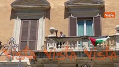 “Basta armi per genocidio a Gaza”, bandiere palestinesi a Montecitorio, poi camminata sul cornicione