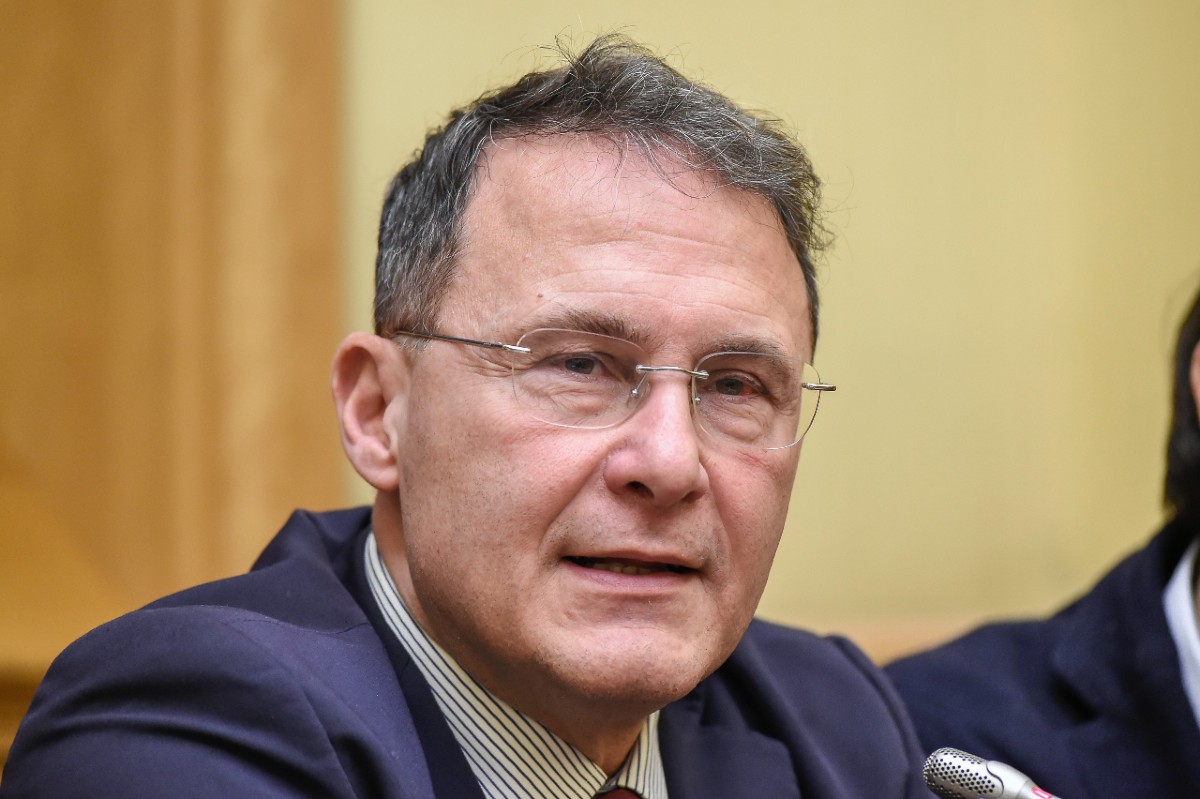 FdI, Cirielli nei guai: demolisce la villa, ma c’è il vincolo FdI, Cirielli nei guai: demolisce la villa, ma c’è il vincolo