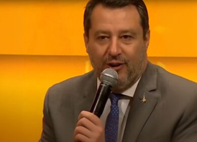 Salvini contestato da attivisti di Greenpeace: “Non avete capito niente della vita”