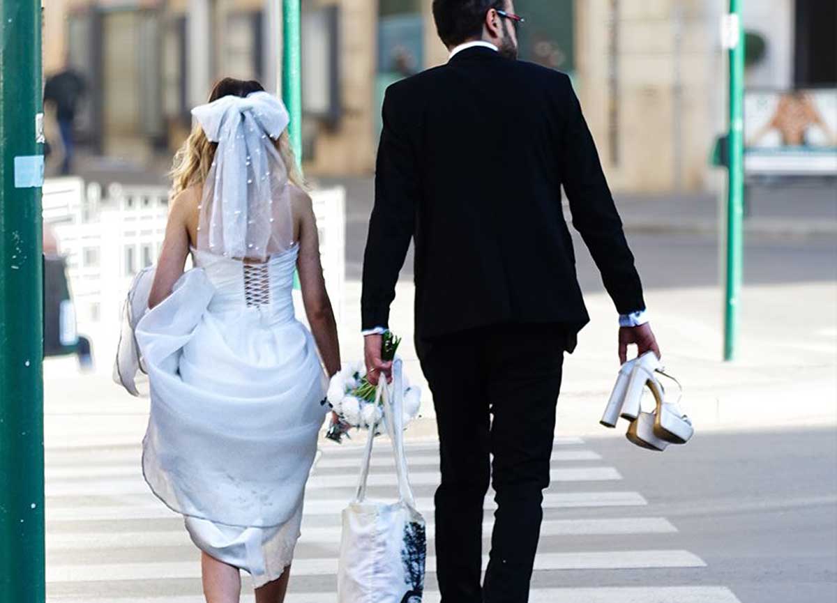 Roma, gli sposini scalzi a via del Tritone: la foto fa il giro del web Roma, gli sposini scalzi a via del Tritone: la foto fa il giro del web