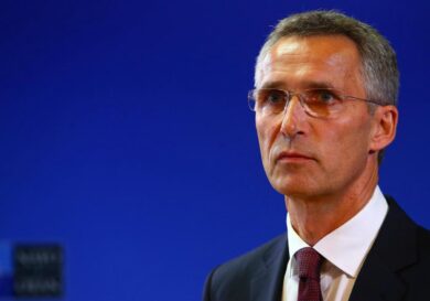 Stoltenberg: “Kiev libera di usare armi Nato contro Mosca”. È bufera