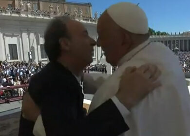 Benigni show anche dal Papa. Il bacio e il “signor Meloni”. VIDEO