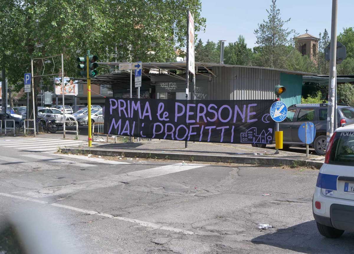 Emergenza Casa, i Comitati si accampano sotto l’assessorato: “Basta parole” Emergenza Casa, i Comitati si accampano sotto l’assessorato: “Basta parole”