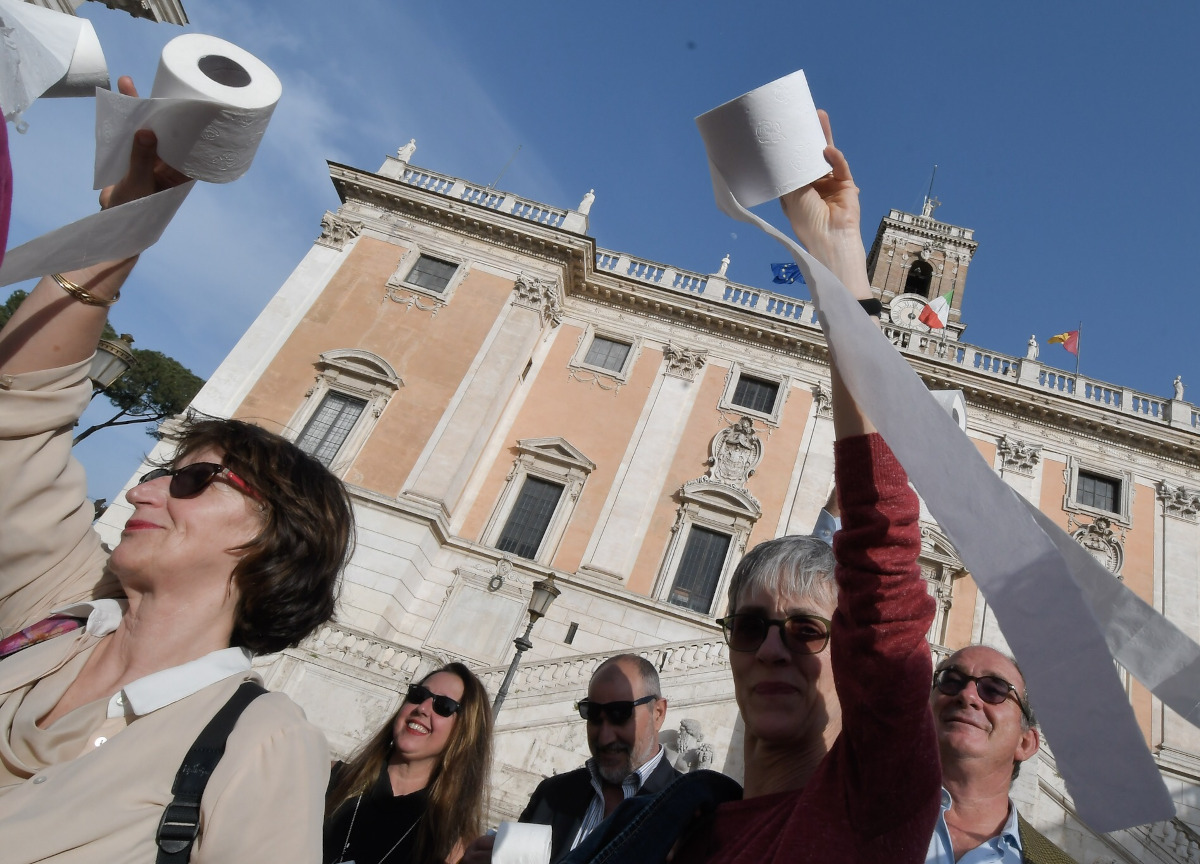 Anche la carta igienica finisce nel mirino: basta usarla, fa male all’ambiente Anche la carta igienica finisce nel mirino: basta usarla, fa male all’ambiente