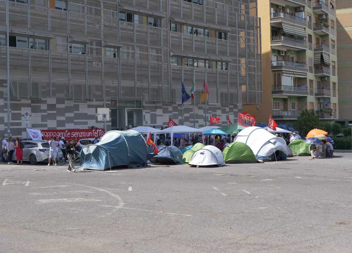 Emergenza Casa, i Comitati si accampano sotto l’assessorato: “Basta parole” Emergenza Casa, i Comitati si accampano sotto l’assessorato: “Basta parole”