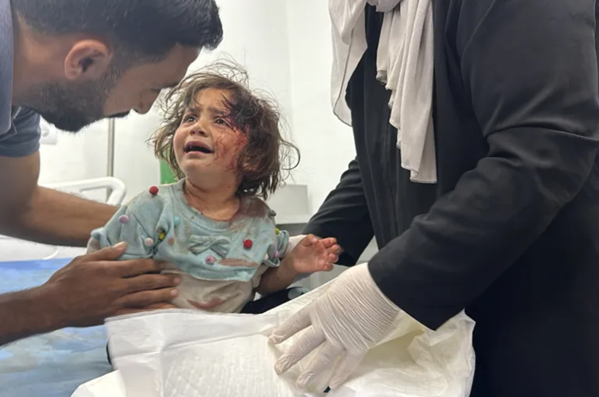 L’atroce massacro dei palestinesi continua: bruciati vivi donne e bambini