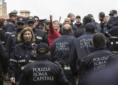 Roma, sgomberate le ex Officine Romanazzi: il blitz, via 46 occupanti abusivi