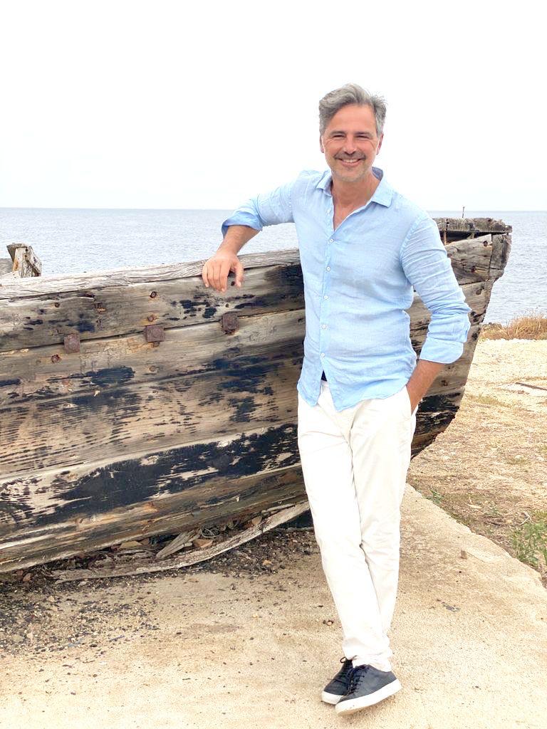 Beppe Convertini e la magia delle Coste Italiane nel suo nuovo libro