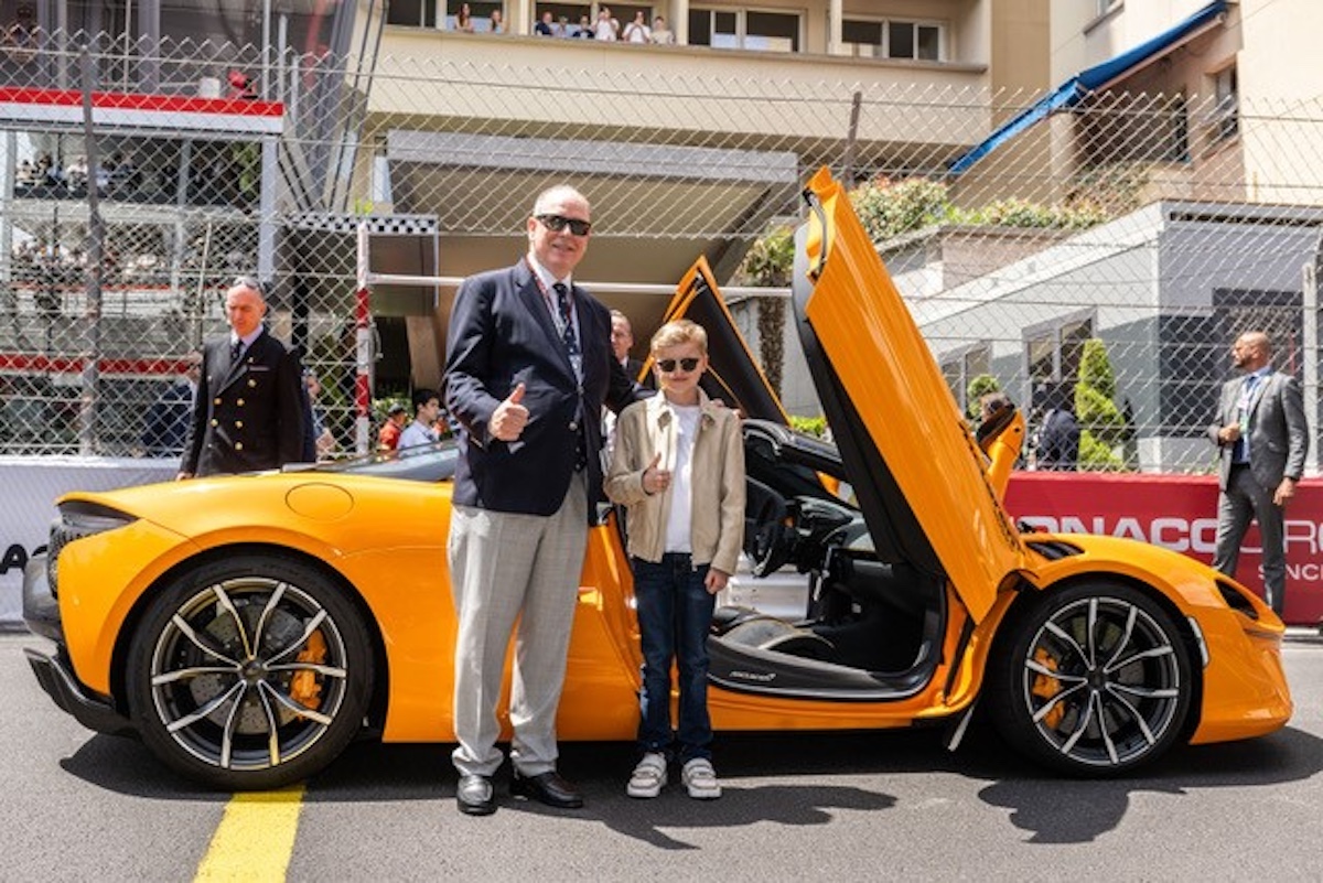 Il Principe Alberto II Guida la nuova McLaren Artura Spider al GP di Monaco Il Principe Alberto II Guida la nuova McLaren Artura Spider al GP di Monaco